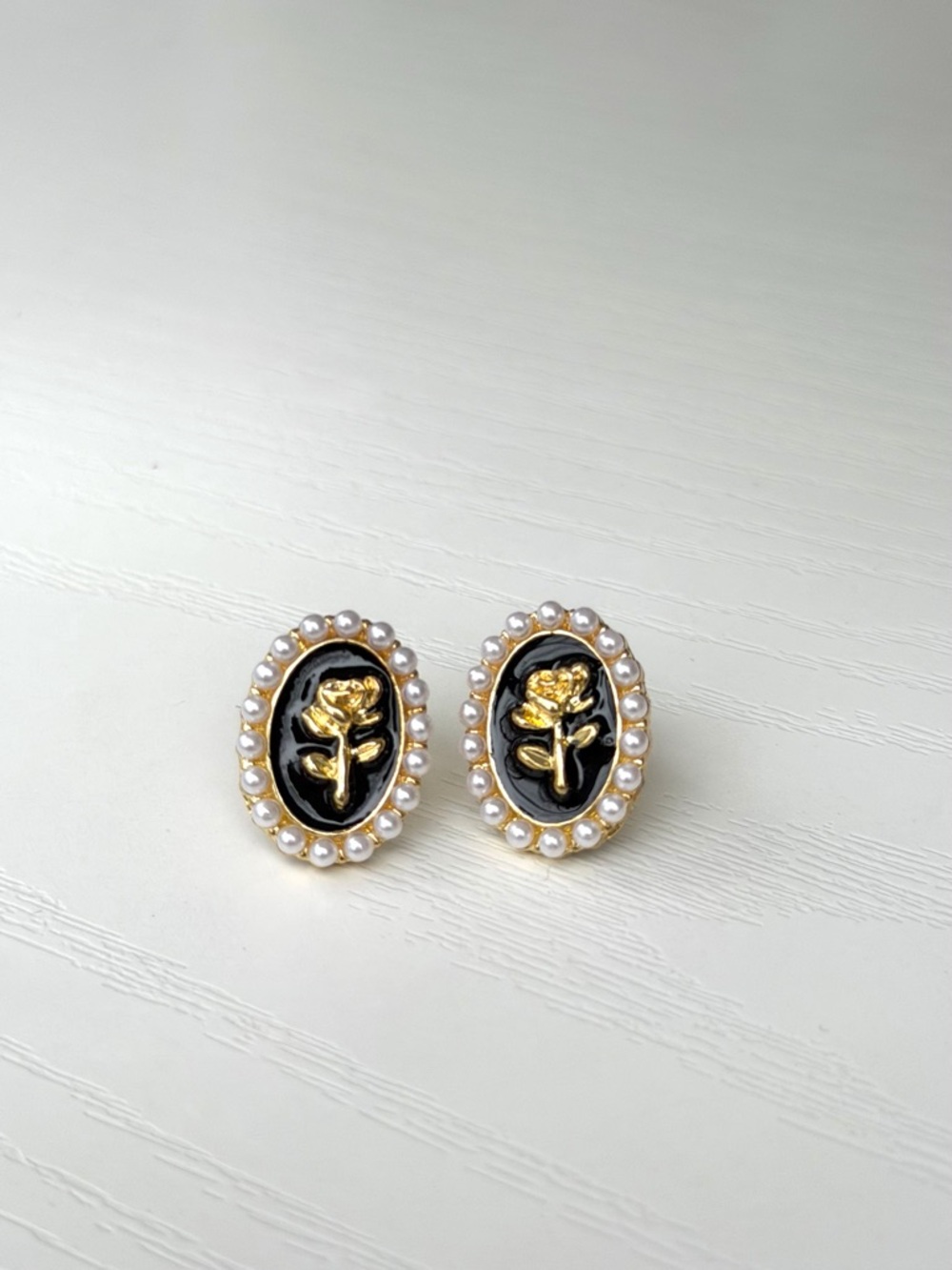 Gold Rose Cameo Pearl-Trim Stud Earrings - Black & Gold